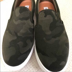 NWOT Steve Madden Cameo Slip-in’s